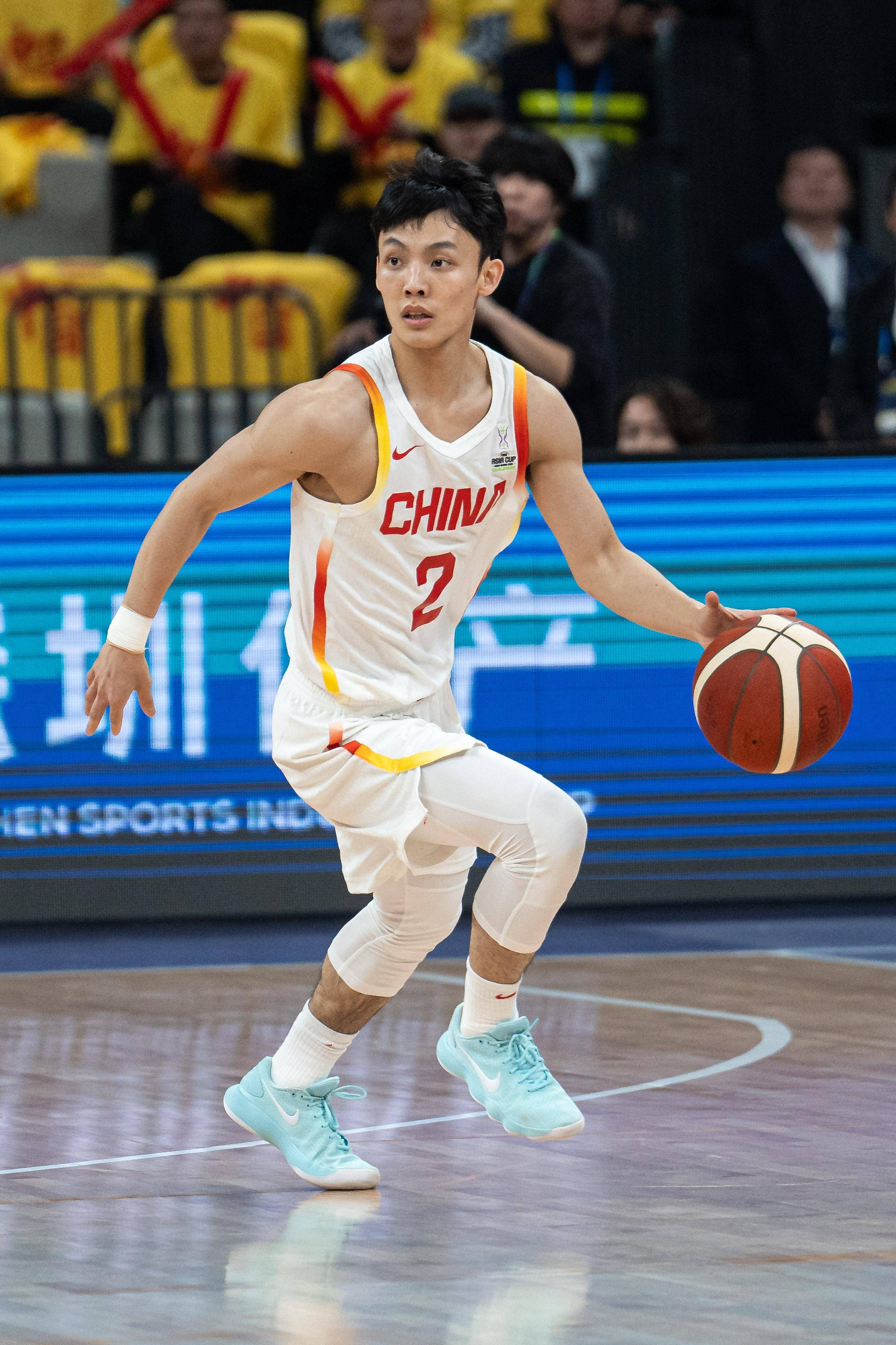 一支实力雄厚的球队在比赛中获胜