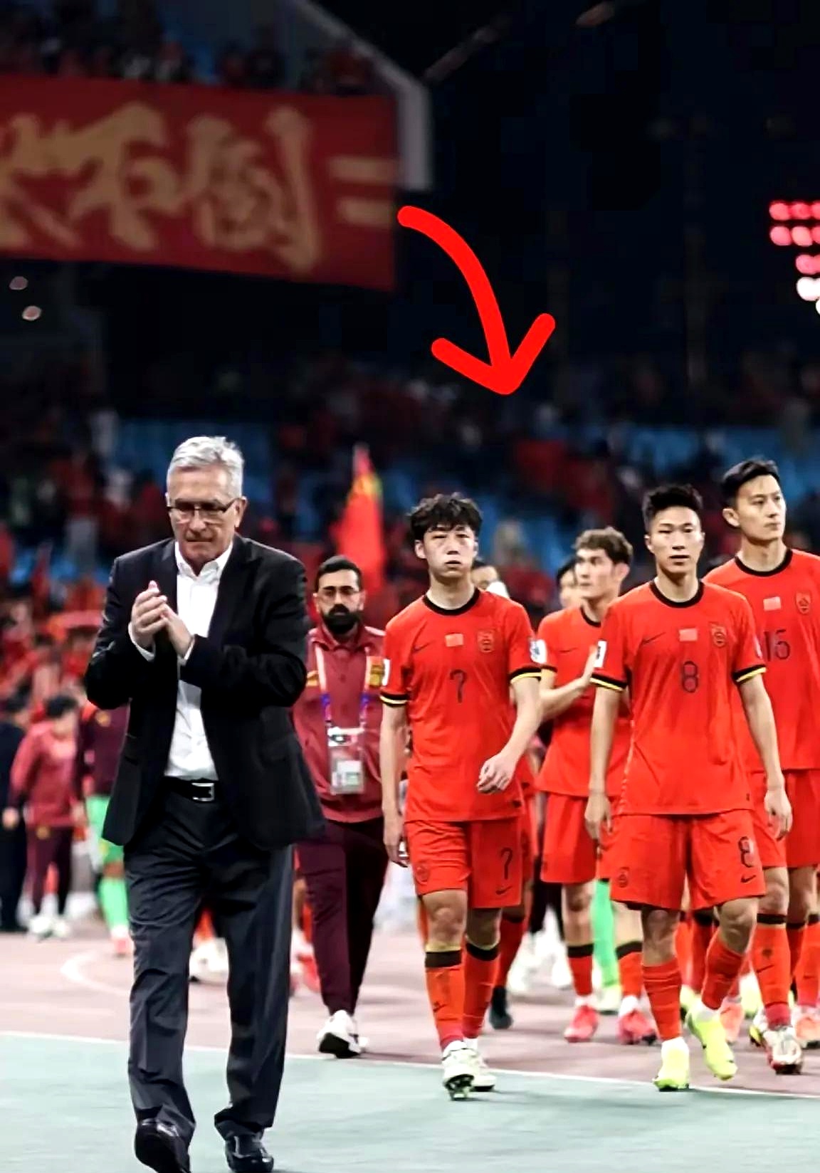 对手实力强劲，球员们团结协作迎击