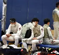 雄心勃发：击剑选手雄姿英发