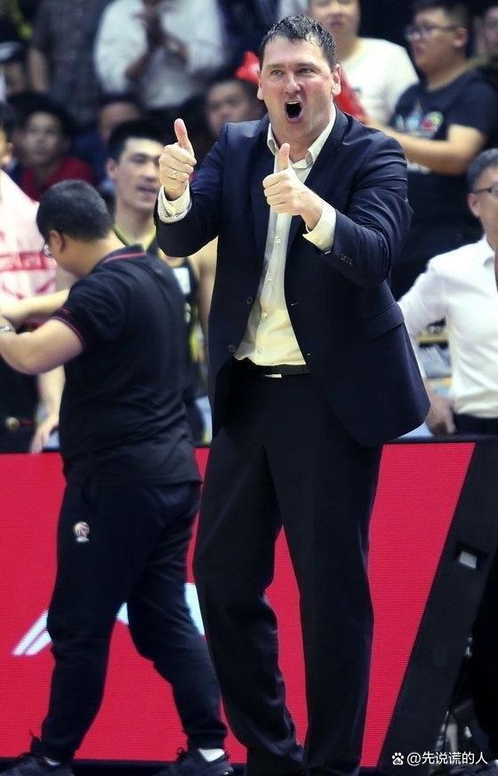 福建男篮在比赛中展现出顽强斗志