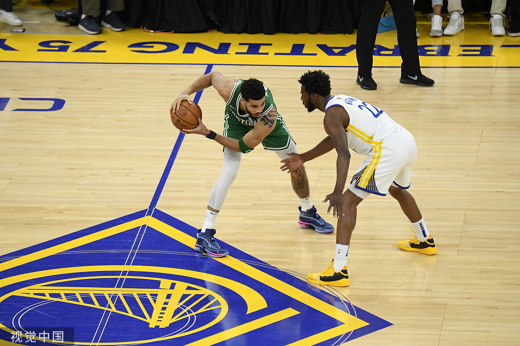 开云体育入口-凯尔特人大胜老鹰，沃克狂砍40分